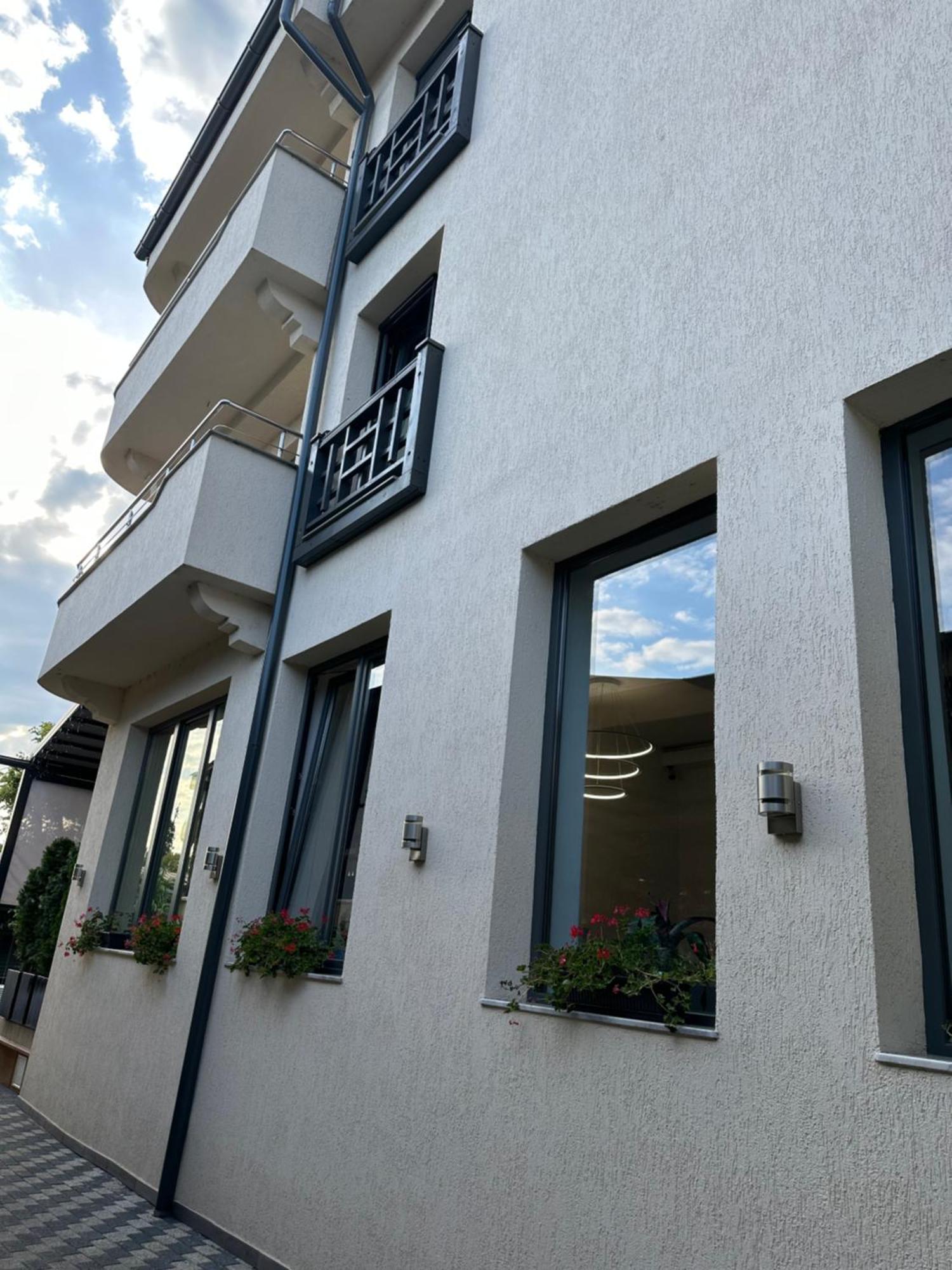 Hotel Thr Center Curtea de Argeş Exterior foto